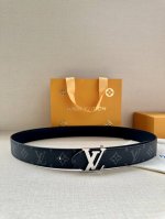 3.4宽 Lv Trunk 双面腰带以粒面皮革塑造摩登设计，可为商务或休闲造型注入典雅魅力。铭纹 S-Lock 搭扣援引品牌经典行李箱元素 皮革 金属件