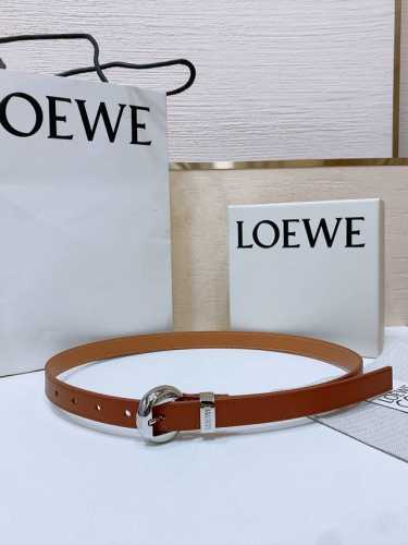 Loewe 罗意威专柜最新同款腰带 选用光滑牛皮革窄款腰带 配有Anagram Pebble针扣 卓越的工艺 个性的造型 精美的材质 宽:2.0Cm