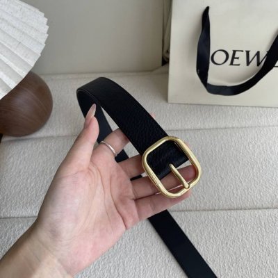 特 Loewe新款柔软粒面牛皮革腰带，圆形搭扣，3.2Cm宽，五孔调节，镌刻Loewe标志。颜色：黑色 金扣