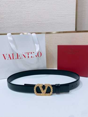 Vlogo Signature搭扣，饰以施华洛世奇仿珍珠 -施华洛钻 花纹搭扣 -进口小牛皮材质 进平纹带身 -宽度：3厘米