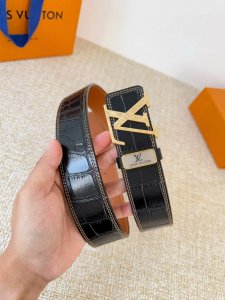 品名： Lv..路易..威登腰带皮带原单 型号：挂扣，经典纯钢材质挂扣，头层牛皮，图片实物拍摄 材料：头层牛皮，挂扣系列，纯钢材质扣头，钯镀电镀工艺永不掉色。原