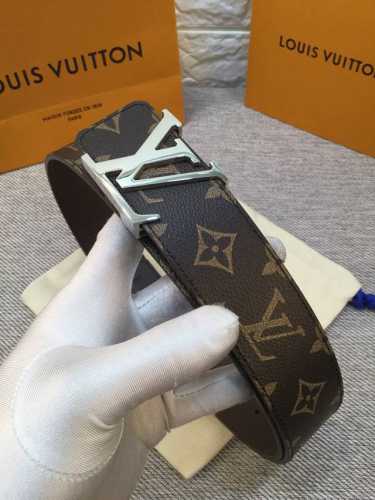 配送专柜全套礼盒包装。 Lv：此款腰带采用双面设计，一侧为风格休闲的Damier，另一侧为头层小牛皮底，搭配原单刚扣，原产皮料定制，专柜宽度4:0