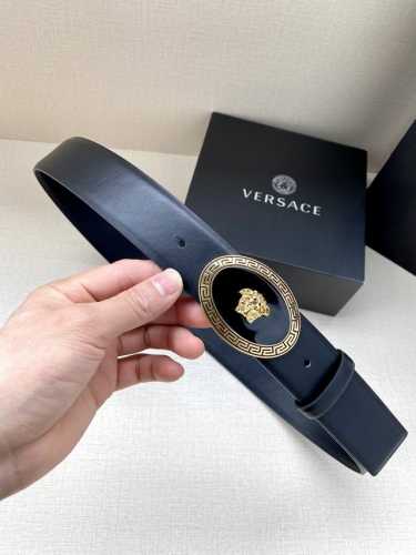 宽度4.0Cm 范思哲 此款平纹皮底 腰带饰有标志性的Versace美杜莎头像扣，彰显品牌格调。是一款精美的衣橱必备单品。