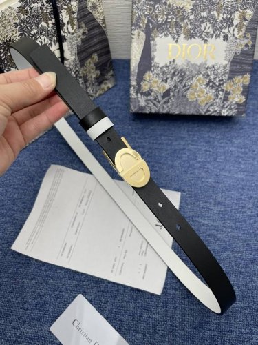 特 这款 2.0Cm。。Montaigne 腰带从同名手袋汲取灵感，可翻面使用，以双面设计重新诠释经典。采用光滑牛皮革精心制作，一面为胭脂粉色，另一面为黑色，搭