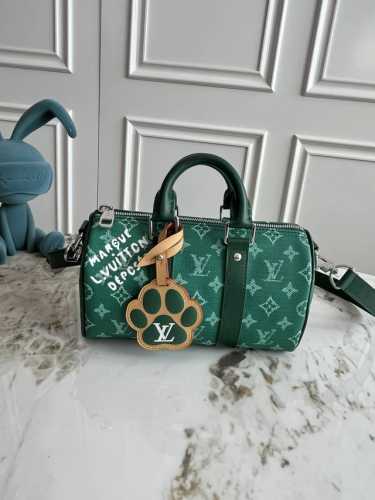 M12684绿色顶级原单 动态变码本款 Keepall BandoulièRe 25 手袋浓缩经典 Keepall 旅行袋设计，以 Pharrell Willi