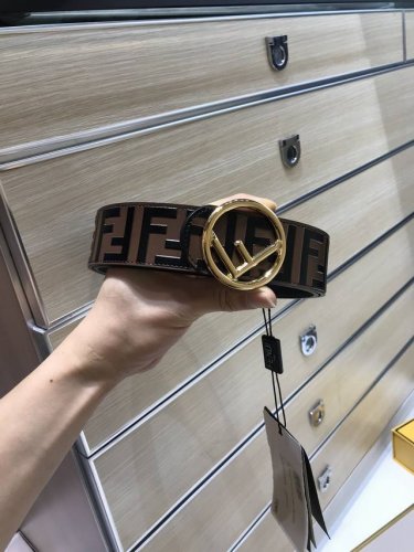 配送专柜包装 特批新款 Fd 宽40Mm 标志造型宽皮带。钉扣式带扣。进口小牛磨砂制成，原版浮雕纯手工绘黑色咖啡色Ff 图案，非市场电脑喷印平平没凹凸质感，支持