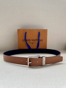 Lv 3.4宽本款 Taurillon 皮革腰带为金属束带圈融入Lv 标识，打造沉稳低调的绅士风范 Taurillon 皮革牛皮革内衬黄铜搭扣束带圈饰 古金 古