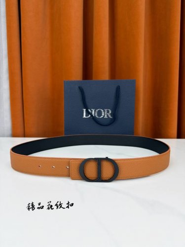 Dior 3.5Cm经典宽度，正装休闲皆宜。一面深邃藏蓝，一面极简纯黑，Cd金属扣细节彰显品味。一带两用，从容驾驭职场与生活。 DDD