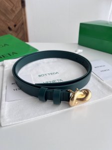 Bv 2025最新款女士平面腰带 双面意大利小牛皮搭配绳结设计微复古金色搭扣 配双皮环 皮带宽度2Cm 颜色: 松柏绿