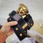 范思哲，宽4.0Cm此款双面腰带采用光滑的Saffiano皮革制作，并配有3D美杜莎腰带扣。一面为单色设计，另一面饰有Tabloid印花。此款印花既是对当下名人
