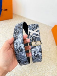 品名： Lv..路易..威登腰带皮带原单 型号：挂扣，经典纯钢材质挂扣，头层牛皮，图片实物拍摄 材料：头层牛皮，挂扣系列，纯钢材质扣头，镀钯电镀工艺永不掉色。原