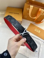 特 本款 Lv Initiales 双面腰带选用经典 Monogram Eclipse 帆布和亮色牛皮革，与 Lv Initiales 搭扣映衬鲜明对