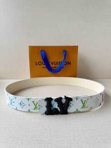 特 Lv Initiales 40 毫米双面腰带焕新标志性设计 以经典 帆布和柔软牛皮革呈现双面风尚 经典丝印路易威登Logo Lv 字母搭扣散发前卫气息 提供