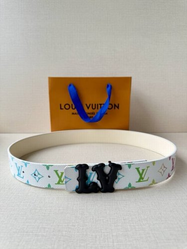 特 Lv Initiales 40 毫米双面腰带焕新标志性设计 以经典 帆布和柔软牛皮革呈现双面风尚 经典丝印路易威登Logo Lv 字母搭扣散发前卫气息 提供