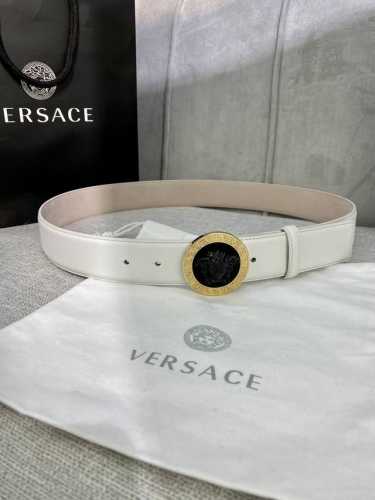 宽度4.0Cm Versace 范思哲 此款柔软的皮带饰3D美杜莎腰带扣，可搭配正装或休闲牛仔装。