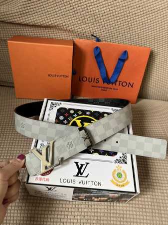 品名：Lv..路易..威登原单 材质：原单牛皮腰带 百分百头层牛皮腰带保证真皮，24K纯钢扣，专柜原单品质、做工精细，时尚大牌，送人自用首选 包装： 请认准如图 - 点击图像关闭