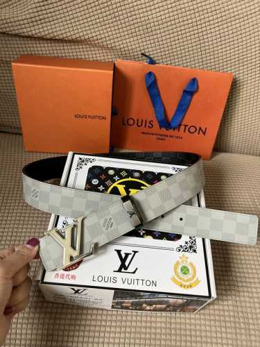 品名：Lv..路易..威登原单 材质：原单牛皮腰带 百分百头层牛皮腰带保证真皮，24K纯钢扣，专柜原单品质、做工精细，时尚大牌，送人自用首选 包装： 请认准如图