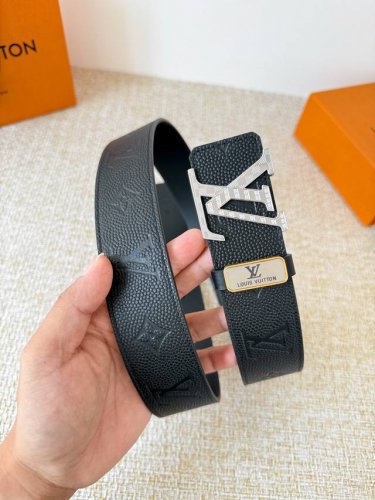 品名： Lv..路易..威登腰带皮带原单 型号：挂扣，经典纯钢材质镶钻挂扣，头层牛皮，图片实物拍摄 材料：头层牛皮，挂扣系列，纯钢材质扣头，钯镀电镀工艺永不掉色