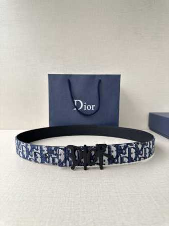 宽度3.5Cm Dior 这款不锈钢金属腰带扣是春季系列新品，展示 Cd Icon 标志和 Oblique Cosmo 图案，致敬 Dior 的经典图案。可与各 - 点击图像关闭