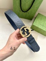 Gucci 宽度4.0Cm 这款单品将品牌的过去与未来贯通在一起，以现代风格的全新设计诠释了经典设计元素。Guccio Gucci字母交织图案巧妙融入纹理和材质