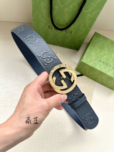 Gucci 宽度4.0Cm 这款单品将品牌的过去与未来贯通在一起，以现代风格的全新设计诠释了经典设计元素。Guccio Gucci字母交织图案巧妙融入纹理和材质