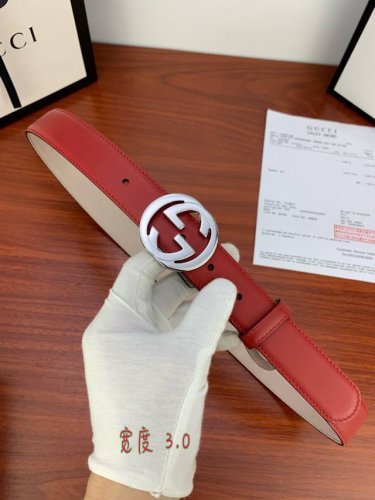 Gucci 此细款腰带用采光头小层牛皮 精制而成，配以双G带扣。宽度 ：3.0 Cm