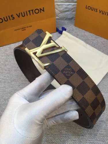 配送专柜全套礼盒包装。 Lv：此款腰带采用双面设计，一侧为风格休闲的Damier，另一侧为头层小牛皮底，搭配原单刚扣，原产皮料定制，专柜宽度4:0