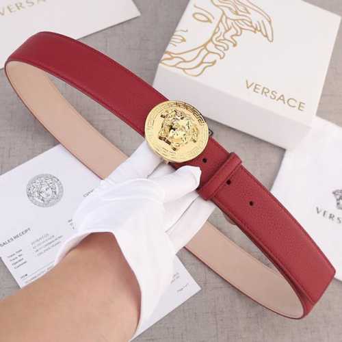 宽度4.0Cm 范思哲 此款腰带饰有标志性的Versace美杜莎头像扣，彰显品牌格调。是一款精美的衣橱必备单品。