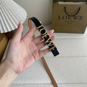 特 罗意威新款光滑牛皮革腰带，饰以金属Loewe标志，宽1.5Cm，五孔调节。颜色：黑色