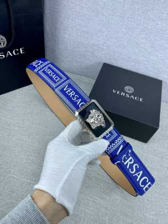 宽度4.0Cm Versace 范思哲 此款palazzo腰带采用牛皮革面料制作 并饰有Le pop Classique图案印花和标志性的美杜莎五金配件 - 点击图像关闭