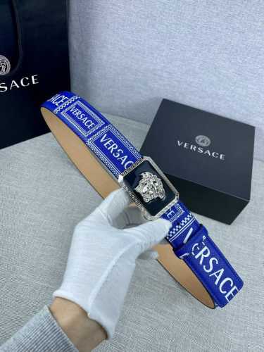 宽度4.0Cm Versace 范思哲 此款palazzo腰带采用牛皮革面料制作 并饰有Le pop Classique图案印花和标志性的美杜莎五金配件