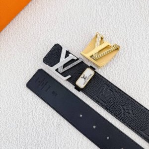 品名： Lv..路易..威登腰带皮带原单 型号：挂扣，经典纯钢材质镶钻挂扣，头层牛皮，图片实物拍摄 材料：头层牛皮，挂扣系列，纯钢材质扣头，钯镀电镀工艺永不掉色