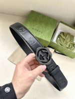特 宽度4.0Cm Gucci 这款单品将品牌的过去与未来贯通在一起，以现代风格的全新设计诠释了经典设计元素。Guccio Gucci字母交织图案巧妙融入纹理和