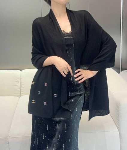 4 珠片系列 爆款超黑色 Size：65X180Cm 成份 60%山羊绒 40%桑蚕丝 原单代购级！轻薄，摸上去绝对让你柔软到心化.四季可用！Logo亮片剌绣，