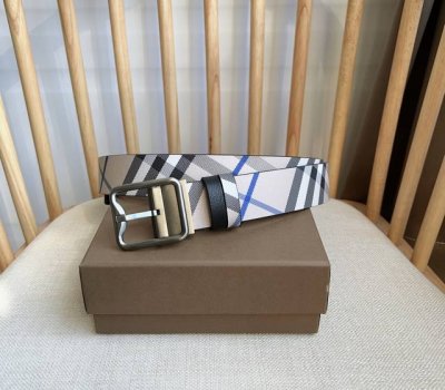 Burberry 巴宝莉专柜同步上新双面两用腰带 于意大利工坊精制而成 搭配镀钯金B字型扣环 一面装饰Burberry格纹 另一面为粒纹小牛皮材质 宽:3.5C