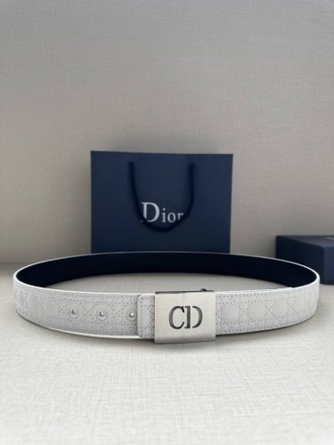 宽度3.5Cm 这款 Dior Charm 腰带扣是夏季男装系列新品，采用不锈钢真空电镀饰面黄铜精心设计，重新演绎经典的 Dior 标志。可与各式 35 毫米腰