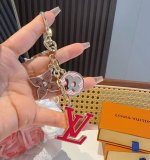 Lv 钥匙扣包挂件 Spring Street Chain 包饰将 Monogram 花卉和 Lv 字母等经典元素化为袖珍挂饰，在淡雅色彩和 Monogram