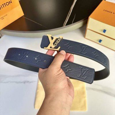 原版包裝 L0Uis Vuitt0N 專櫃最新升級版本 寬度40Mm 原廠荔枝紋面壓刻有花型圖案效果 進口柔軟小牛皮底 搭配新型字母搭扣 百搭易襯！