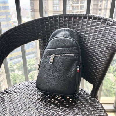 Prada型号：505。 进口五金 专柜原单，男仕休闲胸包爆款 普拉达专柜同步，原版进囗头层牛皮，高端！ 欧洲原版牛皮，欢迎对比高雅的造型，秉承严谨考究的工艺，