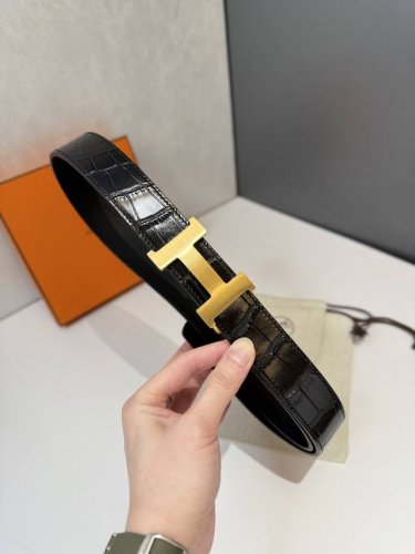 爱~马仕 Her~MèS 腰带是奢侈品牌爱马~仕的经典配饰之一，以其高品质的皮革、精湛的工艺和标志性的设计闻名。 自动平滑扣腰带 精钢五金 搭配原版皮腰带身 长
