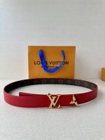 特 本款3.0宽Pretty Lv 双面腰带以华美皮革和 Monogram 帆布演绎两式风尚，凝聚工艺淬炼和创意巧思。莹泽金属雕琢 Lv Initiales 搭