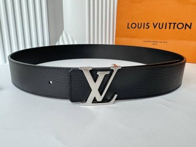Lois Vuitton 路易威登 男士腰带 原厂荔枝纹 黑色小牛皮平纹底，真空电镀钯金光面扣，双面可用 简约时尚 奢华有内涵 值得拥有！宽度4.0Cm