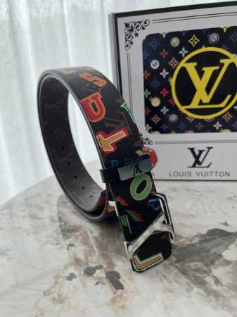 品名：Lv..路易..威登原单 材质：原单牛皮腰带 百分百头层牛皮腰带保证真皮钢扣，专柜原单品质、做工精细，时尚大牌，送人自用首选 包装： 请认准如图专柜包装赠 - 点击图像关闭