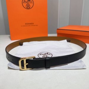 爱马仕 Hunter牛皮腰带，搭配金属皮带扣。 本季，Romain 35腰带演绎 “25毫米宽度”的款式。 男女通用 黑色亮金扣