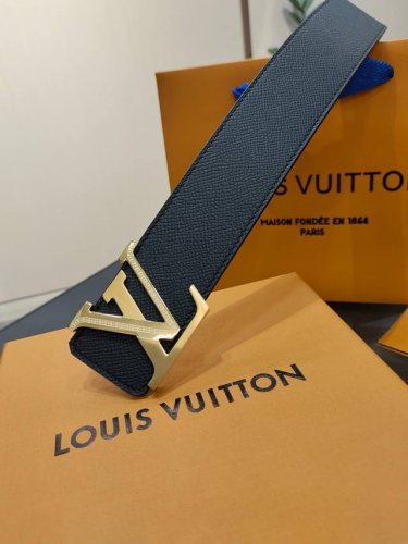 Lv.路易威登 全套包装 宽度 40Mm宽度 正品一体铸造五金钢扣 原厂皮料 双面原厂定制进口面料 可送礼自用不错选择