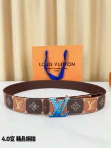 4.0宽精品钢扣皮带，采用经典Lv字母钢扣设计，搭配蓝绿格纹与棕黑格纹两款标志性图案皮革。钢扣经精密抛光处理呈现金属光泽，皮带双面可用，一面为撞色活力格纹，一面
