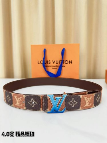 4.0宽精品钢扣皮带，采用经典Lv字母钢扣设计，搭配蓝绿格纹与棕黑格纹两款标志性图案皮革。钢扣经精密抛光处理呈现金属光泽，皮带双面可用，一面为撞色活力格纹，一面