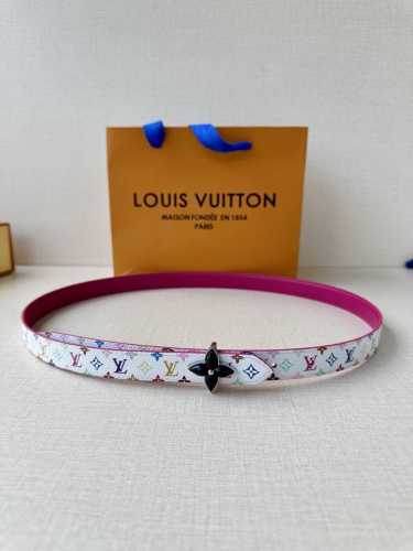 2.0宽Lv Mini Flowergram 双面腰带取材 Monogram 帆布和缝线皮革，以尖瓣 Monogram 花卉搭扣映衬榄尖形腰带末端，为纤细设计注