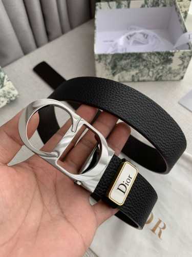 品名：迪奥. Dior.原单 型号：挂扣，原版经典挂扣，实物拍摄，头层牛皮 材料：百分百头层牛皮，保证真皮。双面可用专柜同等质量，原版经典双面荔枝纹，黑咖，枪色