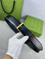 宽度4.0Cm Gucci 皮革腰带带有经典方形带扣，带环上装饰品牌条纹。对品牌的精巧致敬，于1950年代由gucci引入，诠释出其精致的马术风格。